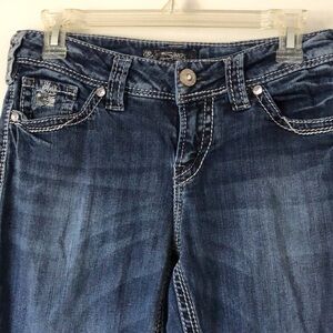 Silver Suki Flap 16 women’s jean. Size 29. Distressed. Beautiful feathering. EUC
